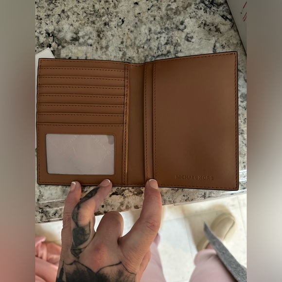 Michael Kors passport/wallet holder - Picture 3 of 5